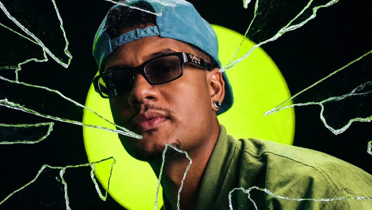 Yago de óculos escuros com halo verde